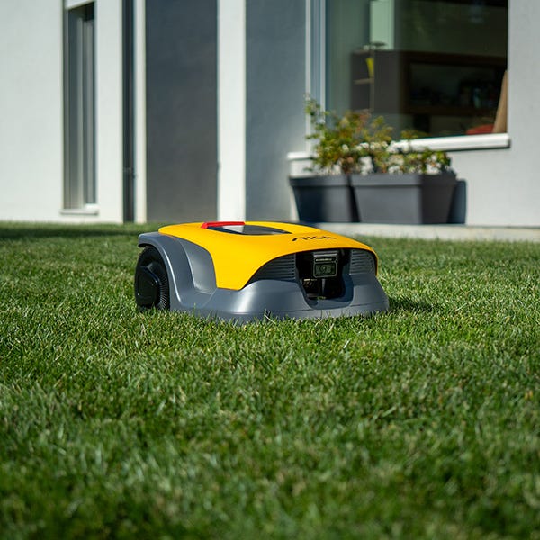 Robotgräsklippare vid huset